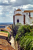 Monsaraz - La chiesa madre vista dalle mura orientali.